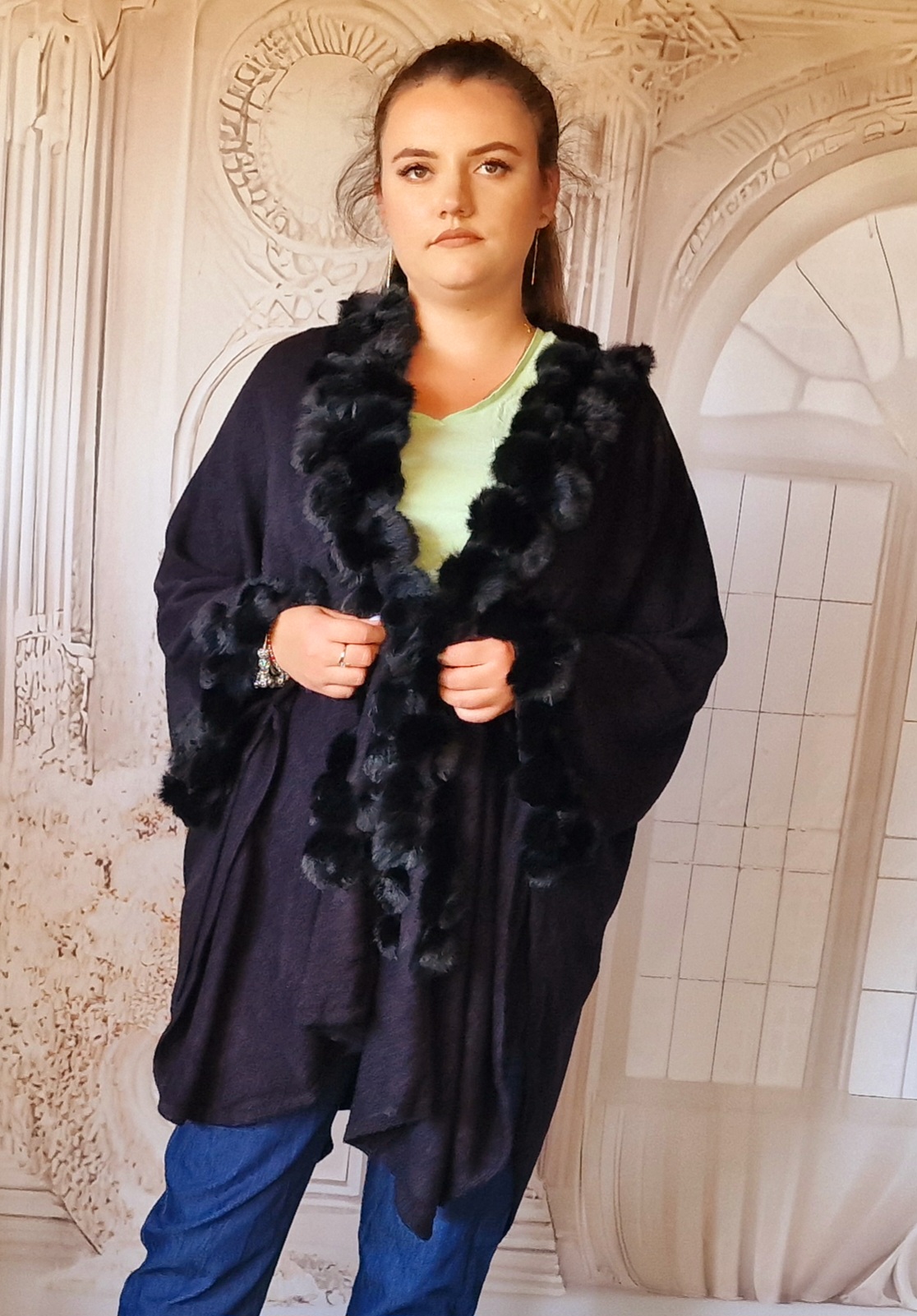 Poncho elegant cu blanita negru casmir Poncho elegant cu blanita negru casmir