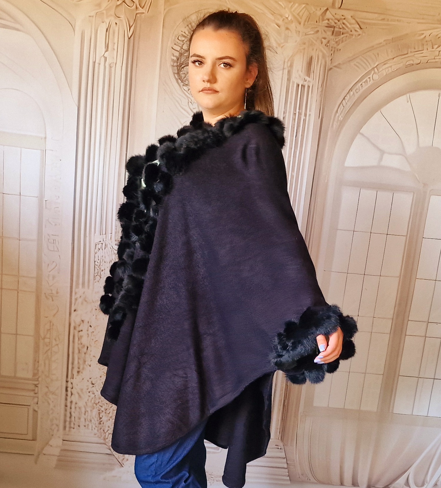 Poncho elegant cu blanita negru casmir Poncho elegant cu blanita negru casmir