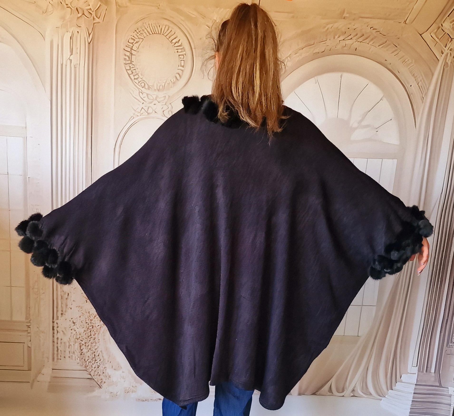 Poncho elegant cu blanita negru casmir Poncho elegant cu blanita negru casmir