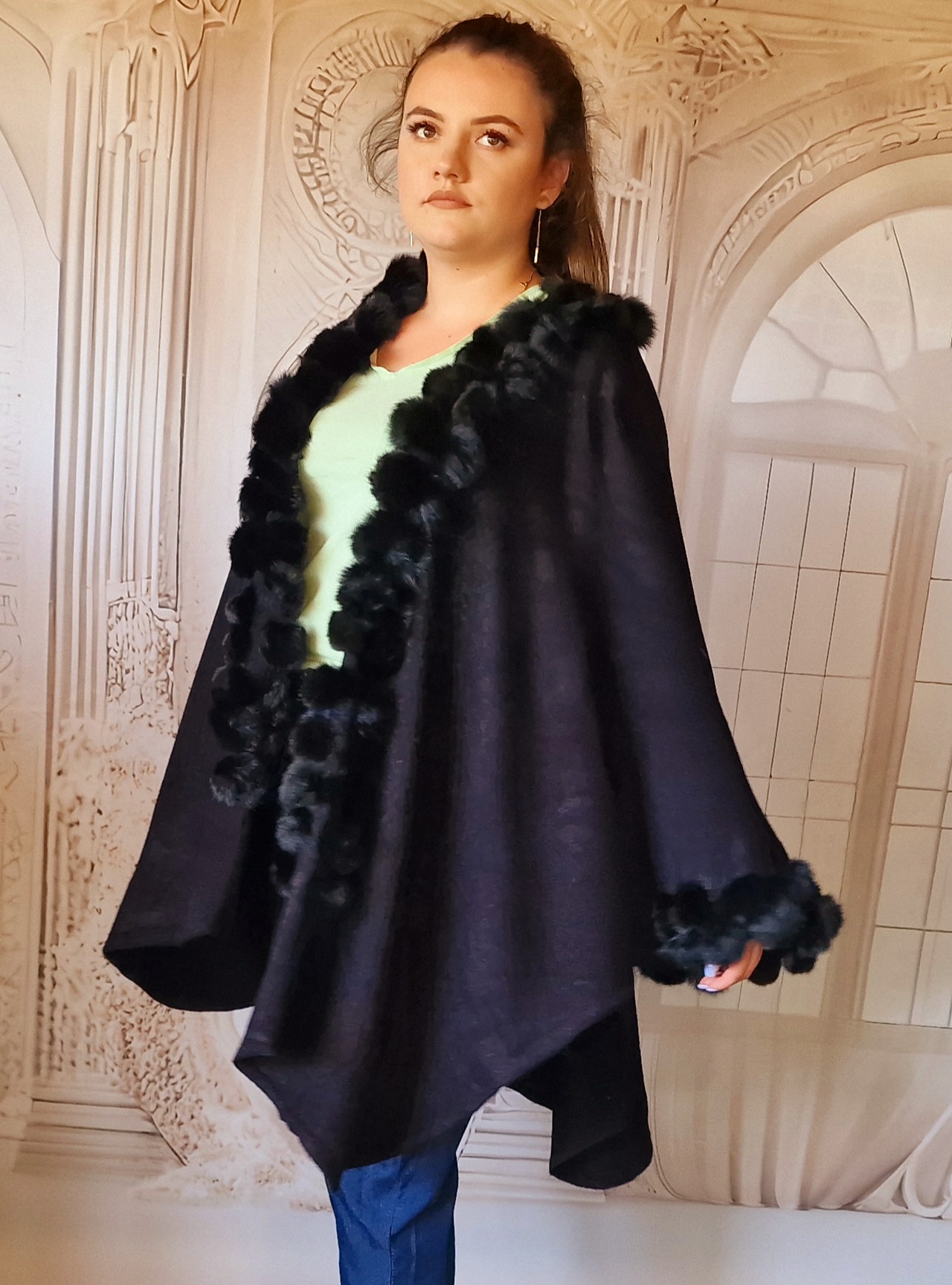 Poncho elegant cu blanita negru casmir Poncho elegant cu blanita negru casmir