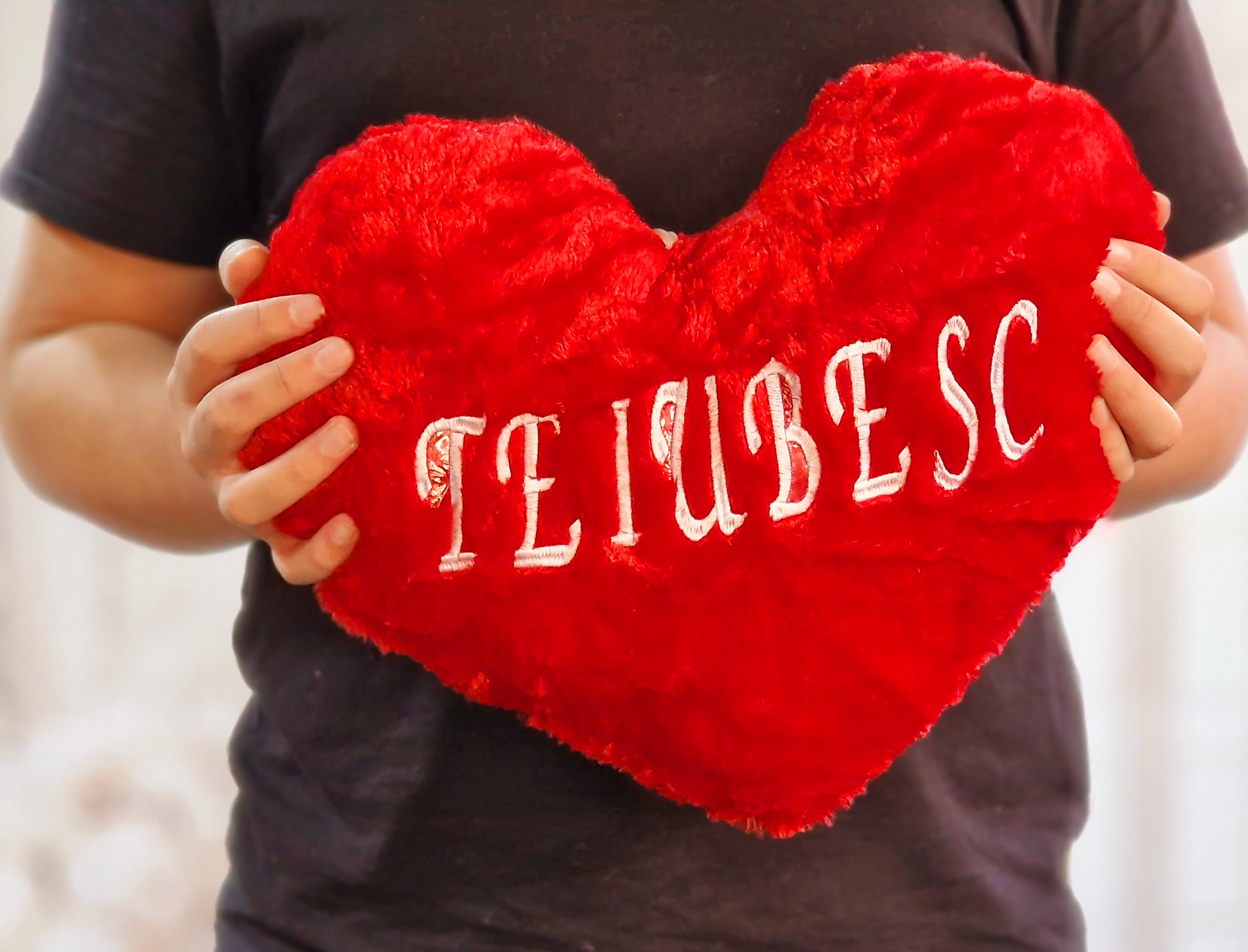 Pernă decorativă inimă roșie personalizată