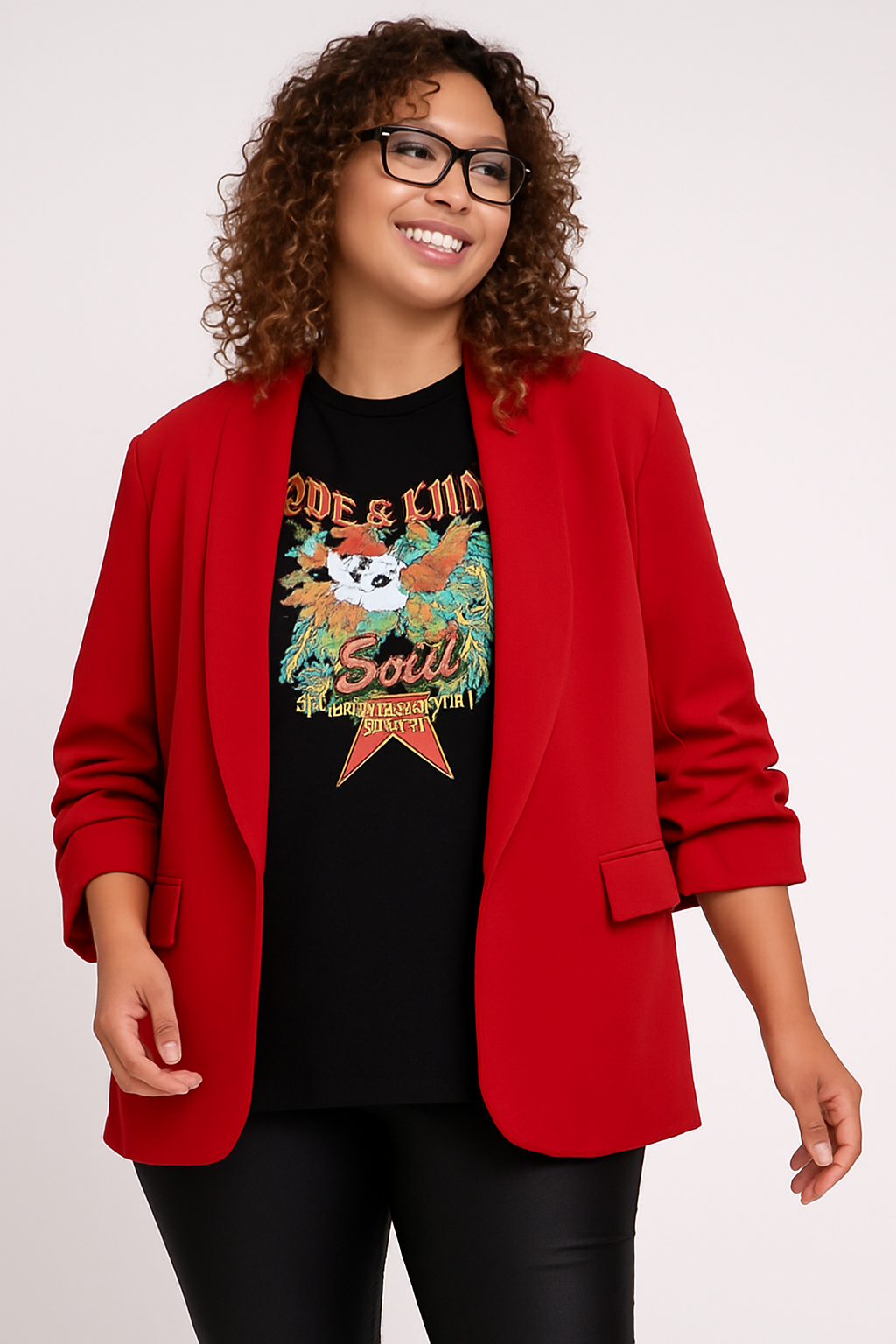 Femeie cu blazer roșu și tricou grafic