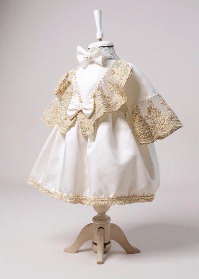 Rochiță ceremonială botez cu dantela aurie Rochiță ceremonială botez cu dantela aurie