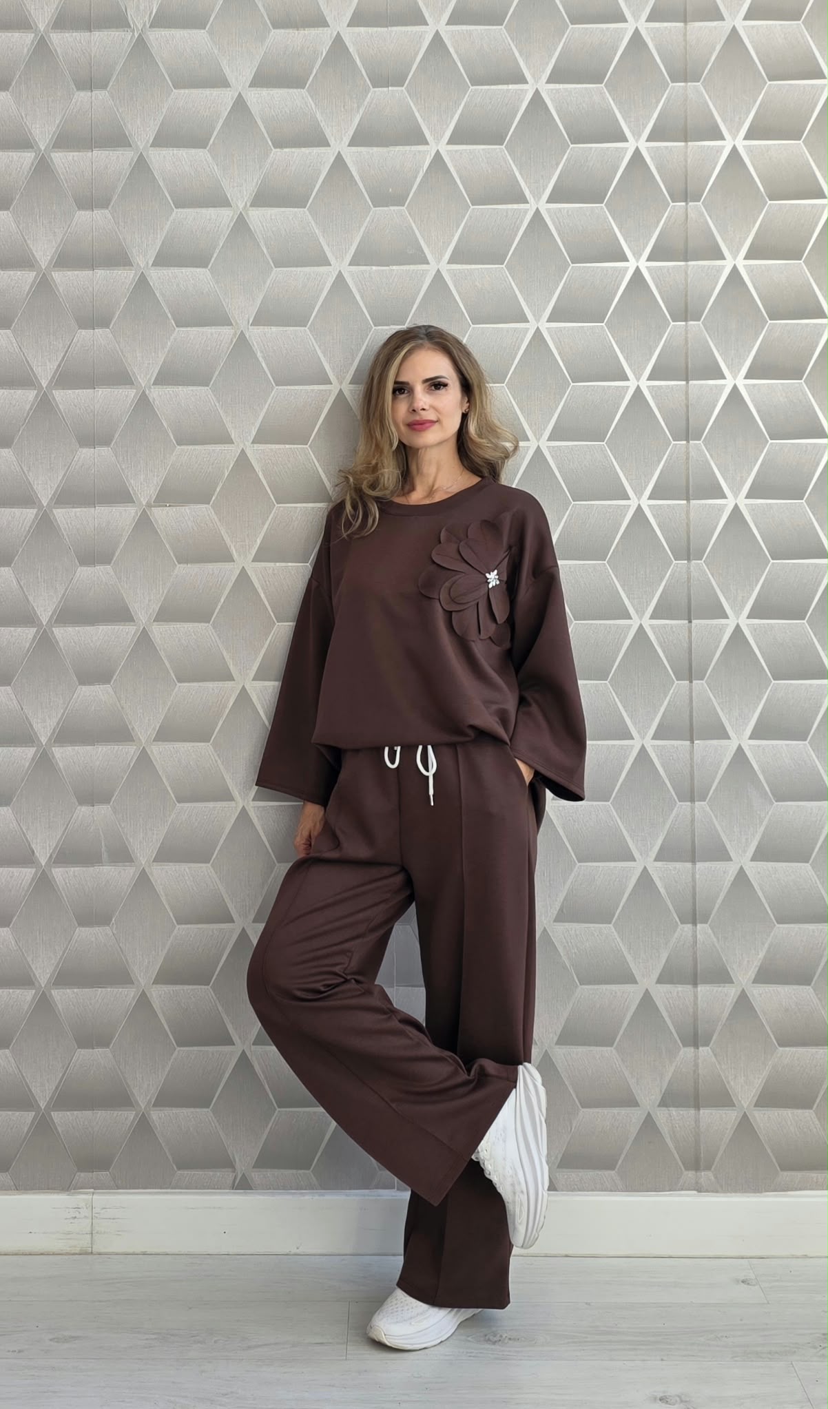 Compleu sport cu floare aplicata maro